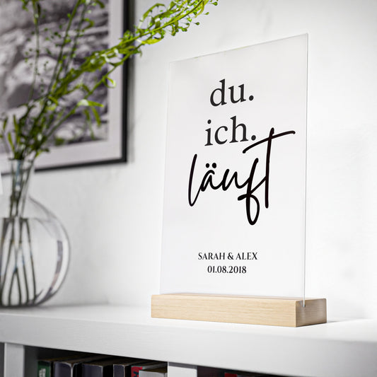 Personalisiertes Acrylglas-Print mit Holzständer - Läuft bei uns - Du & Ich - Perfektes Geschenk für eine starke Beziehung