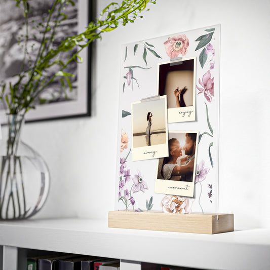 Foto Collage | Personalisiertes Acrylglas mit Blumenhintergrund und Polaroid-Fotos | Acrylglas mit Holzstand